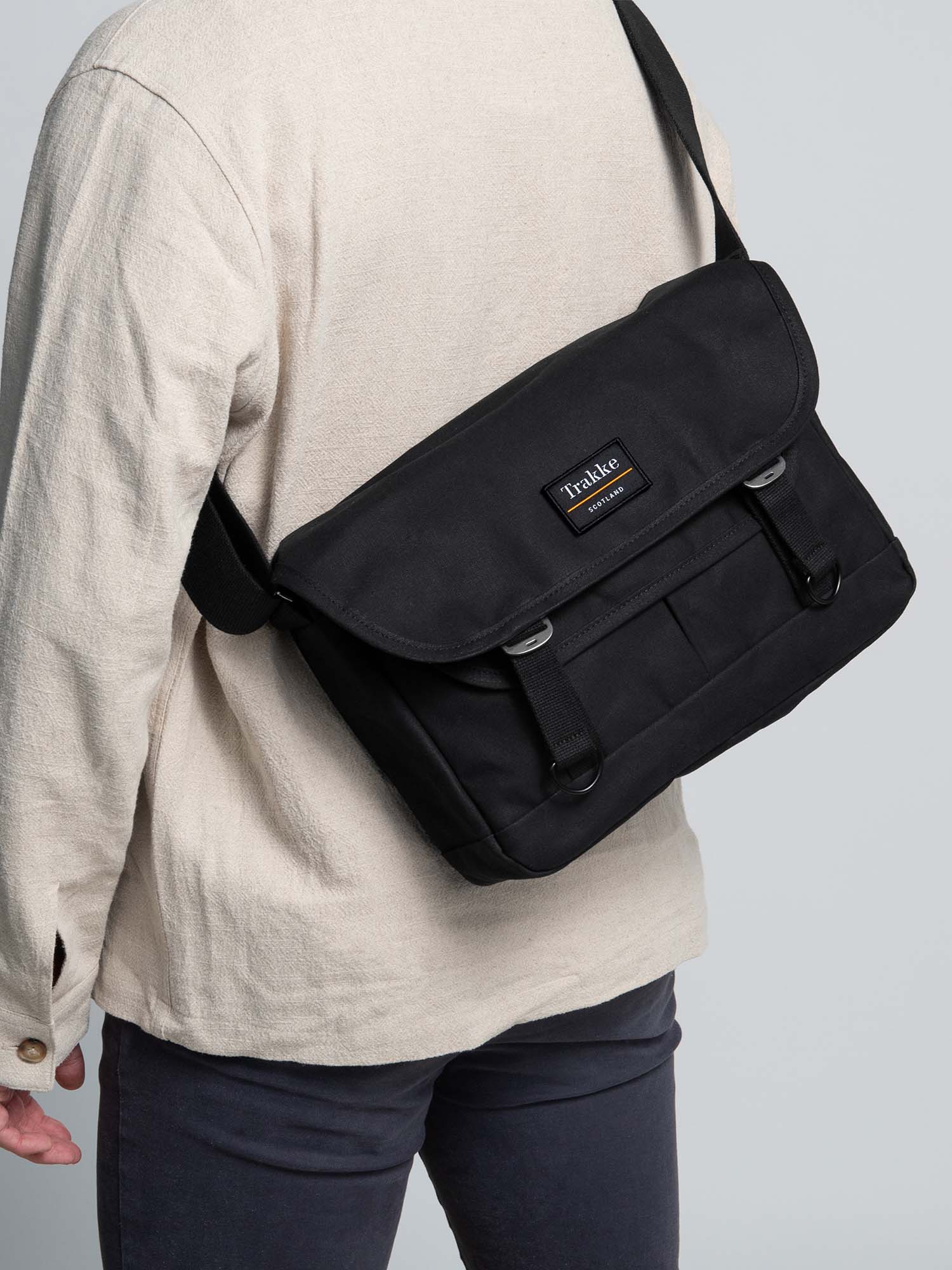 販売卸売り FUZZYKON BLACK BRIDLE MESSENGER BAG - バッグ